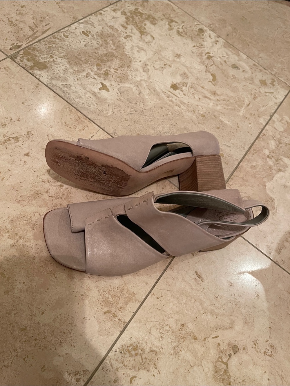 Italian designer IXOS leather block heel sandals in sz 40